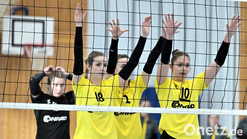 Marie Heidlinger, Emma Peter, Elisabeth Kiehn und Lorena Tilgen (von links) vom SV Hahnbach am Netz. Bild: Hubert Ziegler