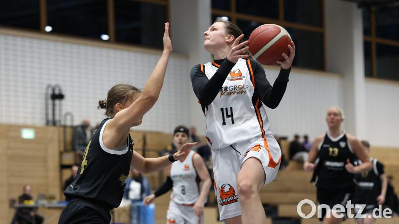Die Regio-Frauen der DJK Neustadt um Kapitänin Sara Hennig (am Ball) haben mit Bayern München am Sonntag einen unberechenbaren Gegner. Bild: Dieter Jäschke