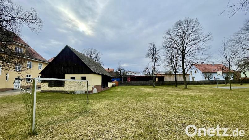 Auf dem Gelände hinter dem alten Schulhaus in Großschönbrunn will das BRK Amberg-Sulzbach ihre neue Rettungsleitstelle errichten. Bild: Gerhard Krones