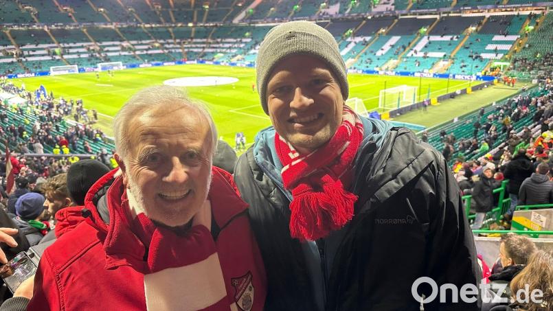 Fanclub-Präsident trifft Flieger: Erst im Stadion erfährt Bernd Hofmann (links), wer in der Lufthansa-Maschine nach Glasgow im Cockpit saß: Benedikt Benz, Copilot und Mitglied beim FC-Bayern-Fanclub Nabburg. Bild: Willibald Richtmann/exb