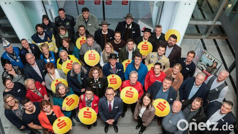 Die Empfänger der Spenden danken den Vertretern der Sparkasse Amberg-Sulzbach für die Zuwendungen. Bild: Wolfgang Steinbacher