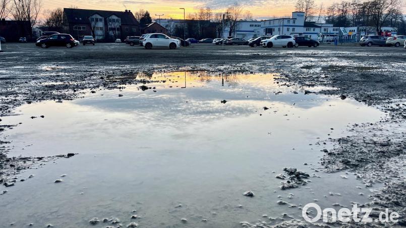 Mit Wasser gefüllte tiefe Schlaglöcher, die sich bei Minusgraden in rutschige Eisflächen verwandeln: Damit ist der Parkplatz Am Langen Steg übersät. Das Problem ist lange bekannt und wird nun erneut Thema im Bauausschuss sein. Bild: Gabi Schönberger