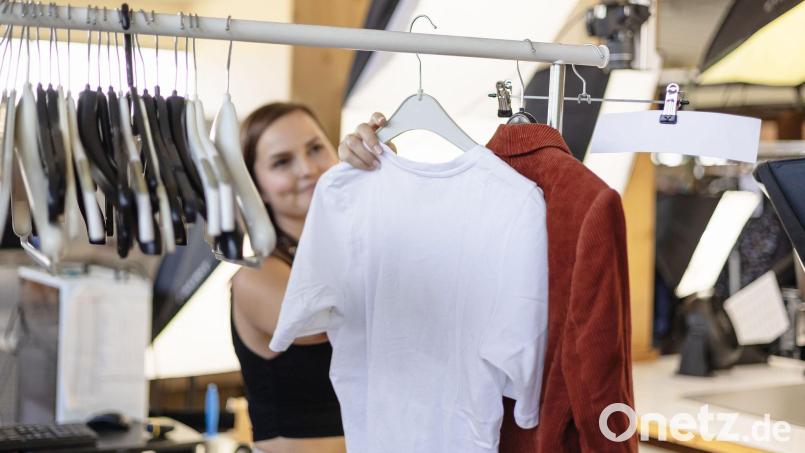 Man sollte seine Kleidung nicht zu heiß waschen und den Trockner nur selten benutzen, sagt Lisa Samhammer, Betreiberin eines Online-Second-Hand-Shops in Neustadt/WN. Bild: Simone Reger