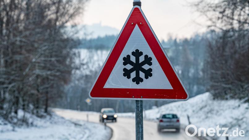 Glätte hat am Mittwoch zu einem Unfall auf der B 15 bei Störnstein geführt. Symbolbild: Armin Weigel / dpa