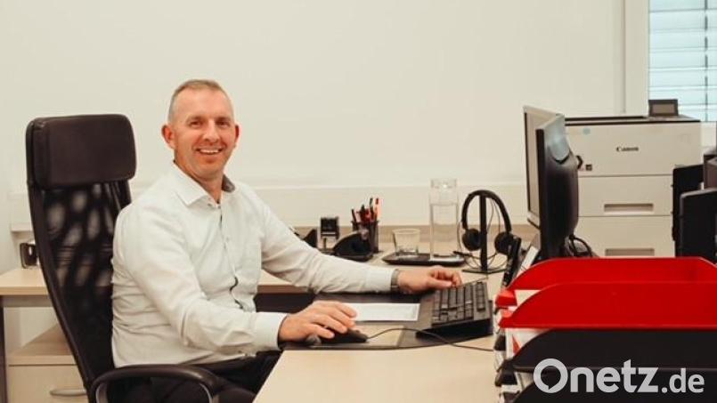 Michael Wilfahrt an seinem Schreibtisch in Altenkreith. Sollte er Bürgermeister von Schwarzach werden, kann er dieses Ehrenamt mit seiner Stellung als Betriebsleiter vereinbaren. Bild: Wilfahrt
