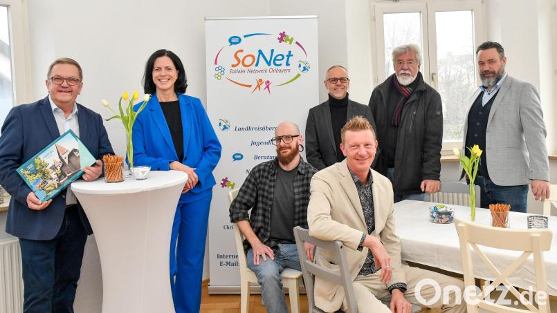 Bei der Einweihungsfeier der therapeutischen Wohngemeinschaft für psychisch kranke junge Erwachsene waren (von links) Zweiter Bürgermeister Martin Preuß, Simone Prechtl, Jürgen Fischer (sitzend) (beide Sonet), Jugendamtsleiter Thomas Boss, Sonet-Chef Christoph Liebl (sitzend), Bernhard Schneider (Sonet) und Andreas Kinadeter, der Psychiatriekoordinator des Bezirks Oberpfalz. Bild: Petra Hartl