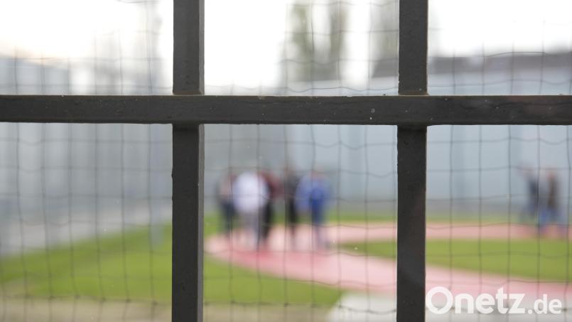 Weil er eine EC-Karte unterschlagen hat, muss ein 60-Jähriger ins Gefängnis. Symbolbild: Daniel Naupold/dpa