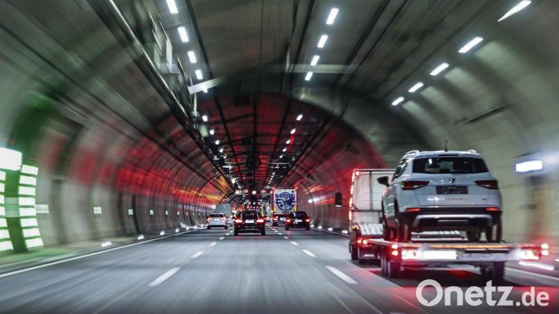 Bei Stau, Panne oder Brand in einem Tunnel ist besonnenes Verhalten besonders wichtig. Symbolbild: Jan Woitas/dpa