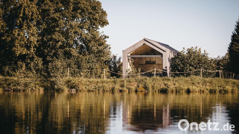 Ein erstes Tiny House steht bereits seit 2023 am Erlenweiher, künftig sollen es noch mehr werden. Dafür gab der Krummennaaber Gemeinderat nun sein Einverständnis. Archivbild: Tiny House Village/Julian Meinhardt/exb