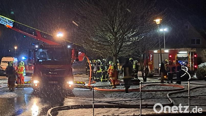 Um die Flammen zu löschen und mögliche Glutnester zu finden, musste die Feuerwehr mit der Drehleiter hochfahren und das Dach der Garage öffnen. Bild: Jessica Fechner