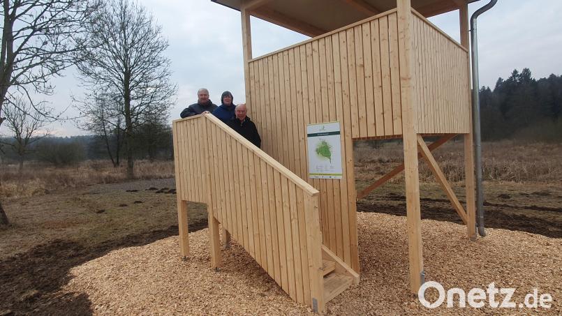 Über die neue Naturbeobachtungsplattform in Theuern freuen sich (von links) Naturparkvorsitzender Markus Dollacker, Naturpark-Geschäftsführerin Isabel Lautenschlager und der Kümmersbrucker Bürgermeister Roland Strehl. Bild: Christian Rudolf