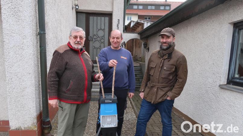 Beliebt ist der Geräteverleih der Siedlergemeinschaft Friedenfels. Nach den Neuwahlen übergab der langjährige Vorsitzende Otmar Zeitler (links) den letzten Ankauf, einen weiteren Gartenhäcksler, an den neuen Vorsitzenden Michael Merkl (rechts). Für die Wartung der zahlreichen Gerätschaften dankten die Vorsitzenden dabei Gerätewart Günter Schürlein (Mitte). Bild: bsc