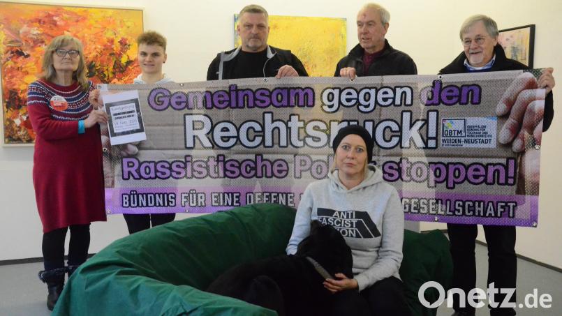 Die Vertreter des Oberpfälzer Bündnisses für Toleranz und Menschenrechte, (von links) Hilde Lindner-Hausner, Moritz Egeter, Stefan Segerer, Nina Krehl, Hans-Peter Pauckstadt-Künkler und Veit Wagner, wollen ein Zeichen setzen. Am 19. Februar findet in Weiden eine Kundgebung gegen rechts statt. Bild: Kunz
