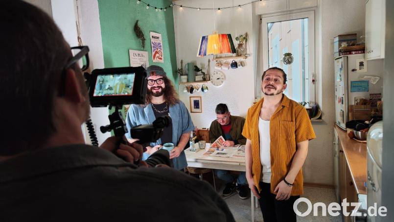 Beim Videodreh zu &quot;Brass gegen Hass&quot;. Im Hintergrund sitzt Monaco F., vorne werden Valentin Metzger (links) und Moritz Ludl von Loamsiada von Christian Kreil (Die Filmmaschine) gefilmt. Bild: Die Filmmaschine