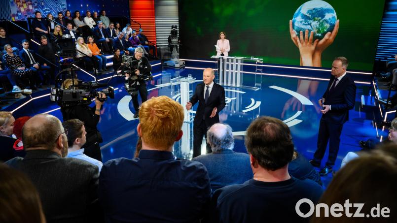 Bundeskanzler Olaf Scholz (Mitte) stellte sich den Fragen des Publikums bei der ZDF-Sendung &quot;Klartext&quot;. Auch Richard Waldhier aus Altenstadt/WN bekam Auskunft vom Kanzler. Bild: Svea Pietschmann/ZDF