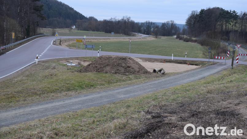 Die Bushaltestelle für die Schulkinder von Schwarzach liegt völlig ungeschützt 500 Meter vom Hauptort entfernt an der SAD 37. Jetzt soll ein beleuchteter Fahrgastunterstand und neue Bushaltekaps die Situation deutlich verbessern. Bild: bnr