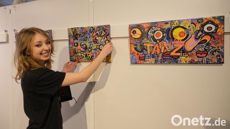 Eva Reif hat im Museum in Mitterteich ihre erste Einzelausstellung. Ihre Kunstwerke bezeichnet die junge Mitterteicherin gerne als Wimmelbilder. Bild: Stefanie Schreiner/exb