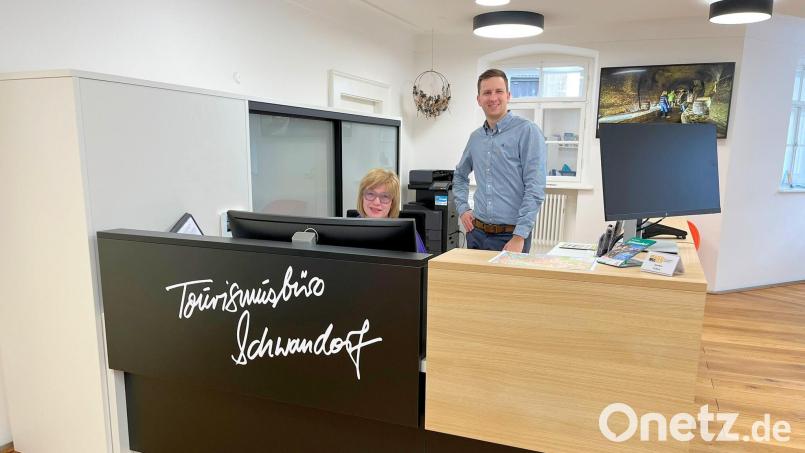Tourismusbüro-Leiter Maximilian Lohse (rechts) freut sich gemeinsam mit seinem Team, die Gäste in den neuen Räumlichkeiten zu begrüßen. Bild: Andreas Hofmeister, Stadt Schwandorf/exb