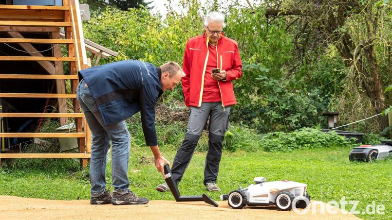 Tüv-Experte Alexander Baumstark (links) und Peter Carla Baruschke von der Zeitschrift &quot;Selbst ist der Mann&quot; beim Sicherheits-Check der Mähroboter. Bild: Michael Müller-Münker/selbst ist der Mann/dpa