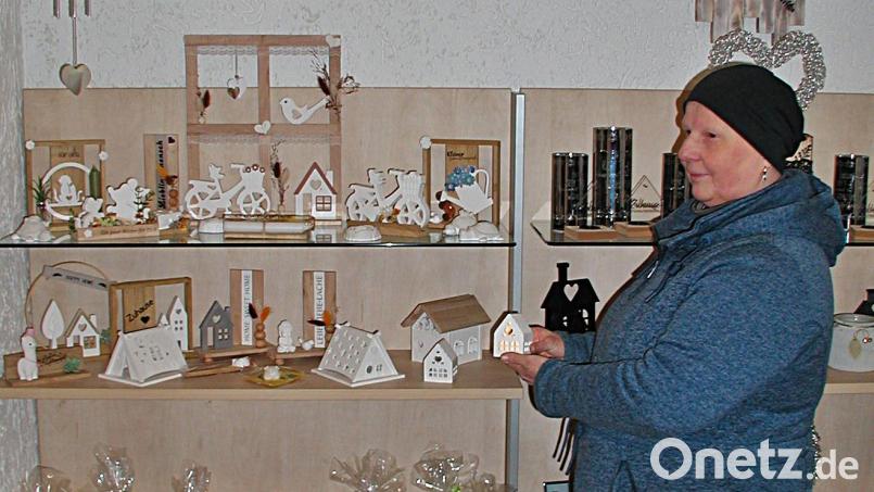 Solche &quot;Keraflot&quot;-Figuren und Gegenstände entstehen in Monika Preglers Gartenhaus. Bild: ld