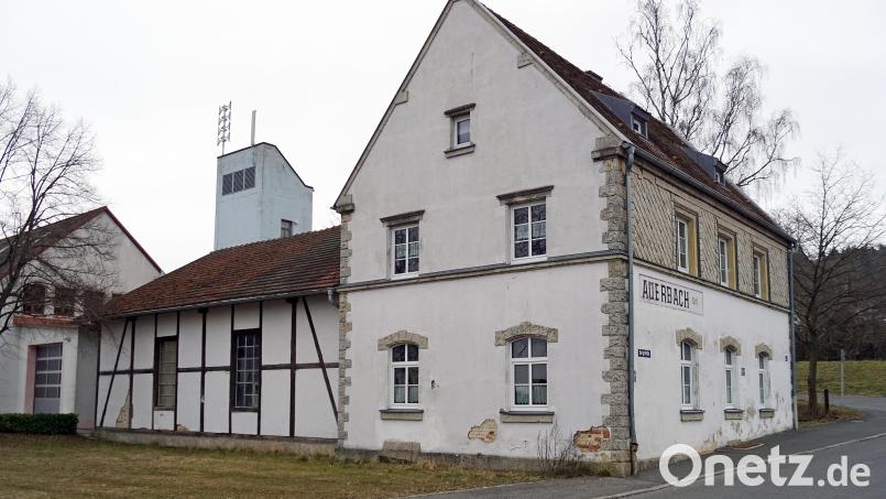Der Lokschuppen und das Bahnwärterhaus stammen aus dem Jahr 1903. Die Frage ist, was jetzt damit passiert. Bild: jma