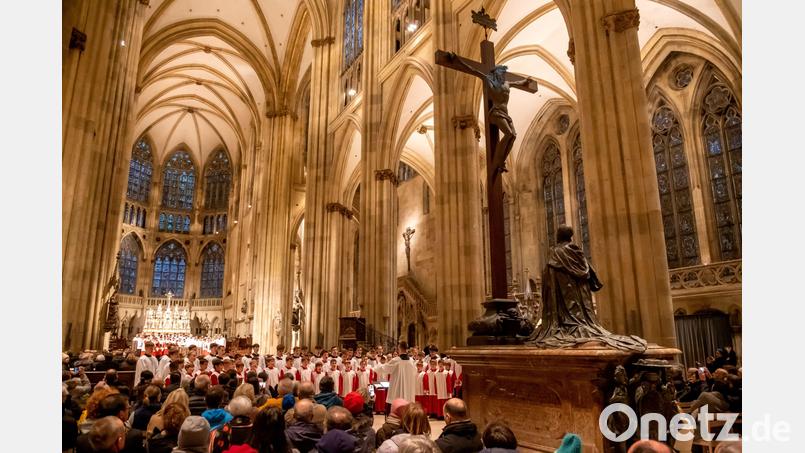 Vier Chöre der Regensburger Domspatzen nehmen in "Passio" das Publikum in ihre Mitte. Bild: Bernhard Kaiser/Domspatzen/exb