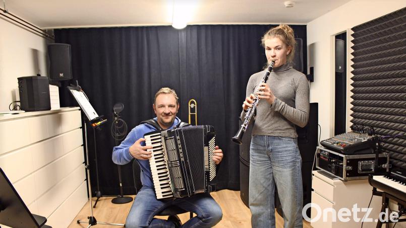 Tochter-Vater-Duo: Nach unzähligen gemeinsamen Stunden im hauseigenen Musikzimmer verstehen sich Klarinettenspielerin Anna Haberkorn und ihr Vater Thomas am Akkordeon nahezu blind. Bild: Torsten Ernstberger /fph