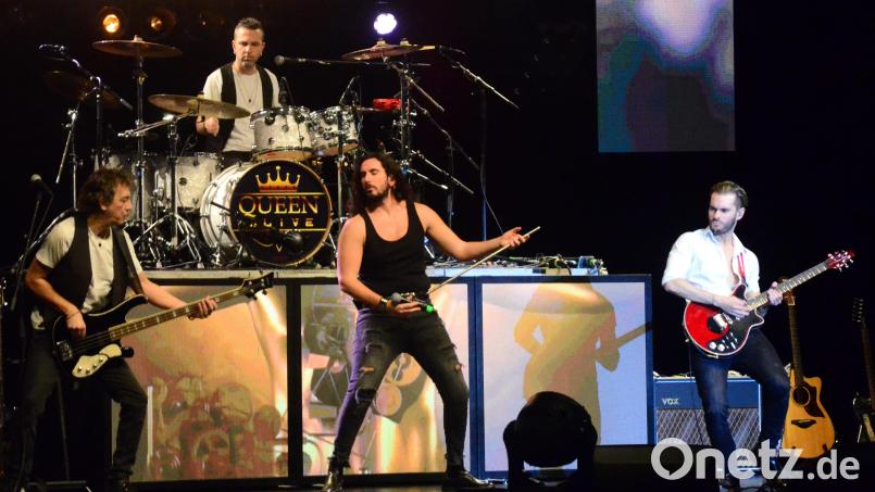 Die Tribute-Band &quot;Queen Alive&quot; gibt beim Konzert in der Max-Reger-Halle alles. Bild: Kunz