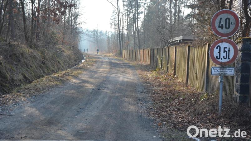 Maximal 40 km/h gilt auf dem Weg von der Werkstraße in Pechbrunn nach Fuchsmühl. Gemeinderätin Ute Döhler wünscht sich hier künftig Tempo 30. Bild: jr