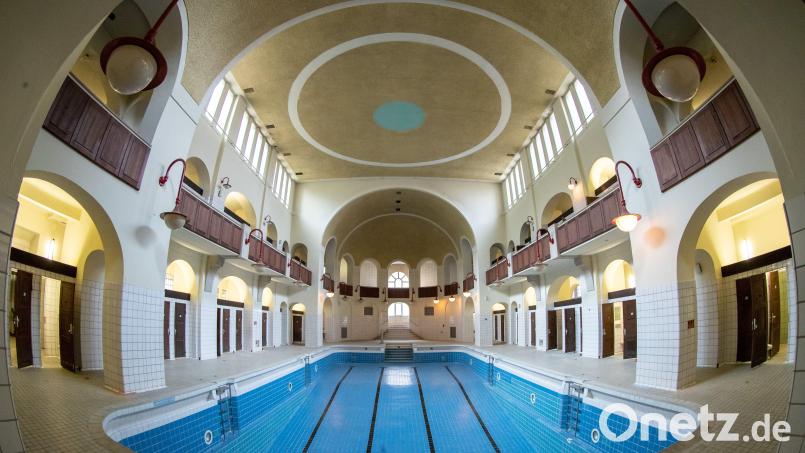 Innenansicht der Schwimmhalle III im Volksbad in Nürnberg: Die Jugendstil-Perle kann frühestens Anfang 2026 oder später öffnen Archivbild: Daniel Karmann/dpa