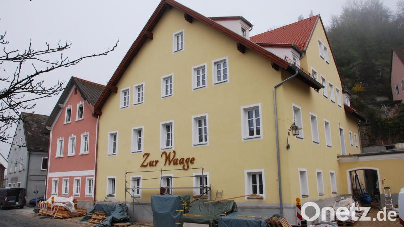 Die Waage war das älteste und tonangebendste Wirtshaus in Rosenberg. Nach Jahren des Leerstands wurde es zum Wohnhaus mit Arztpraxis und Friseurgeschäft umgebaut. Im Jahr 2018 konnten die ersten Bewohner einziehen. Die Tradition als Wirtshaus war aber für immer dort vorbei. Sepp Lösch hatte für den Bereich Rosenberg von insgesamt 20 Gastwirtschaften gesprochen. Archivbild: Andreas Royer