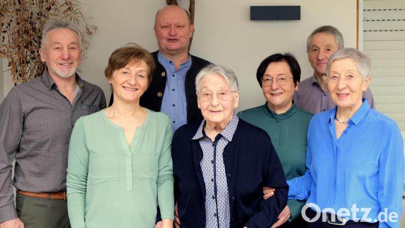 Maria Lorenz freut sich zum 100. Geburtstag über die Glückwünsche ihrer fünf Kinder sowie den Besuch von Dritten Bürgermeister Joachim Schießl (hinten Mitte). Bild: mab
