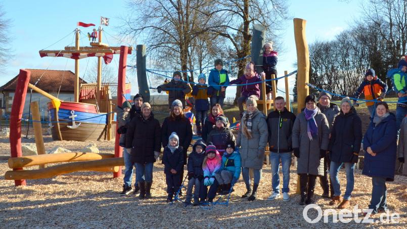 Teile des Elternbeirats und Partner mit einigen Kindern vor dem großen Kletter-Ensemble bei der Freihunger Grundschule. Im Hintergrund das Playmobil-Piratenschiff. Bild: Ulrich Müller