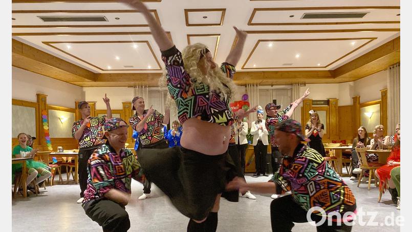 Die &quot;Männlichen Tanzwunder&quot; der Narrhalla Haselmühl-Amberg-Kümmersbruck bei ihrem Auftritt in Freudenberg. Bild: Ina Piehler