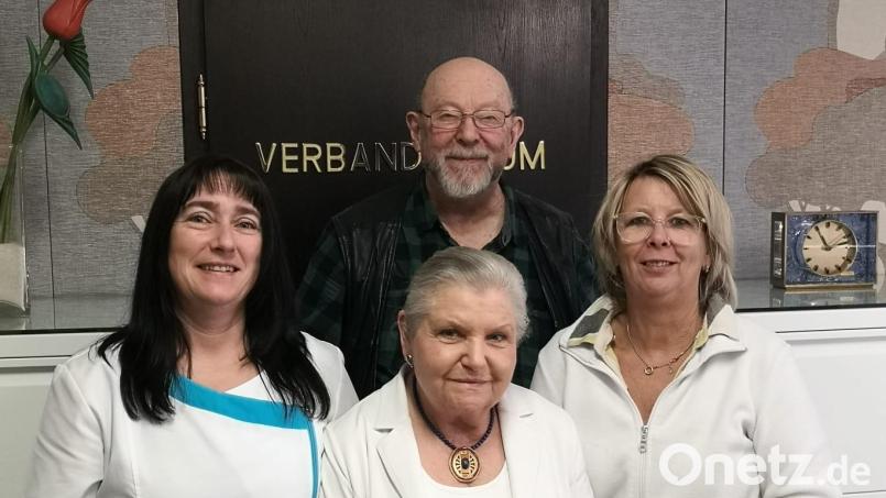 In der Praxis des verstorbenen Dr. Karl Lang erhalten Patienten bis auf Weiteres nun von Dr. Rüdiger Grebe (hinten) ärztlichen Rat. Ihn unterstützen dabei Kerstin Burkhart, Monika Gauder-Lang und Birgit Pusch (von links). Bild: Rüdiger Grebe/exb