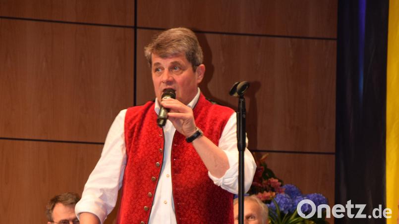 Josef &quot;Bäff&quot; Piendl überzeugt als Gstanzlsänger, Humorist und exzellenter Unterhalter mit Schlagfertigkeit, und Fingerspitzengefühl. Archivbild: bö