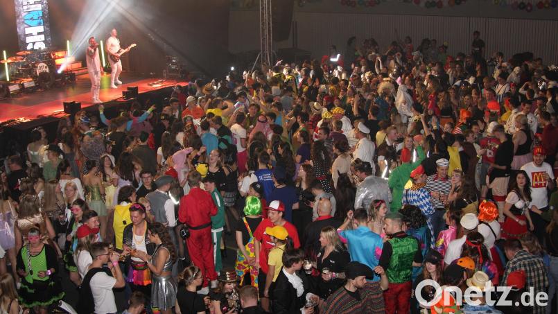 Rund 1800 Leute in Partylaune und zwei Bands machten aus Wiesau eine Faschingshochburg. Bild: wro