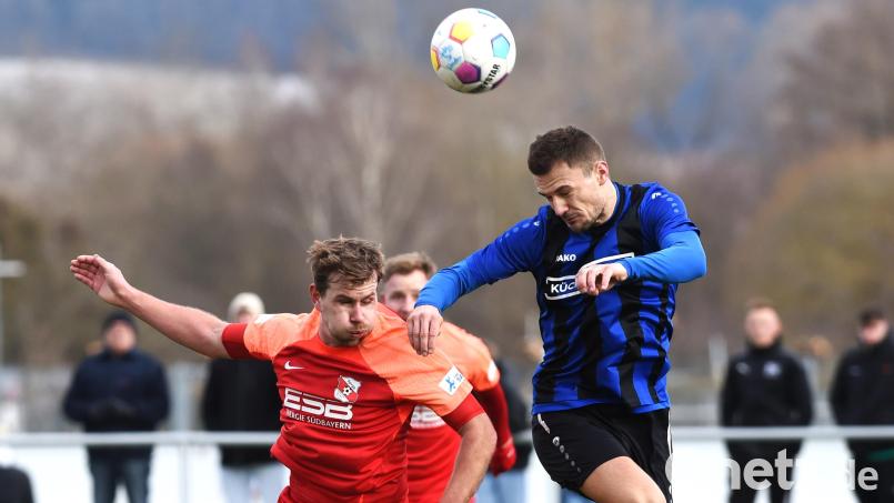 Mauricio Göhlert (rechts) und die SpVgg SV Weiden schafften ein 3:3 gegen die SpVgg Hankofen-Hailing aus der Regionalliga. Bild: Büttner