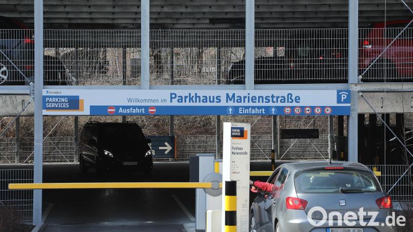 In diesem Parkhaus an der Marienstraße in Amberg hat eine Autofahrerin an einem Audi einen 2000-Euro-Schaden hinterlassen. Ein Zeuge bekam alles mit. Symbolbild: Wolfgang Steinbacher