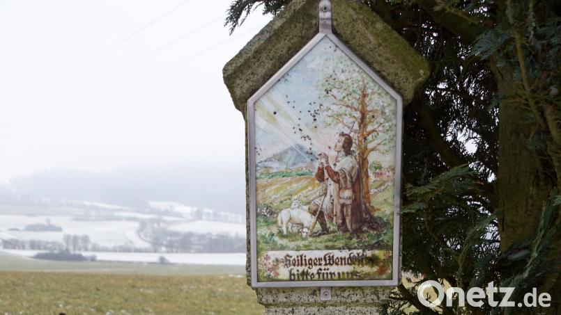 „Heiliger Wendelin bitt für uns“ ist dem Marterl zu entnehmen. Vielleicht verrät das neue Heimatbuch, aus welchem Anlass dieser Ruf an den heiligen Wendelin gerichtet wurde. Bild: bkr