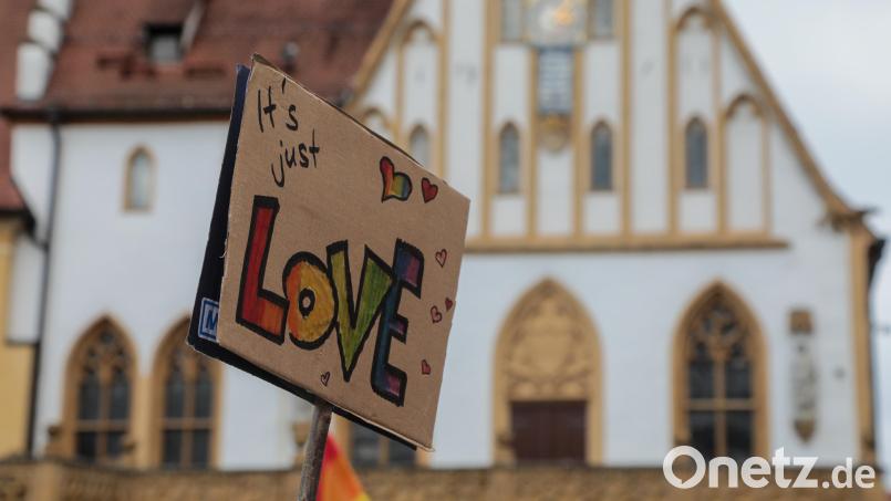 Für eine vielfältige Zukunft: Bei der Kundgebung am Marktplatz hieß das Motto am Samstag in Amberg: &quot;Wähl Liebe!&quot; Bild: Wolfgang Steinbacher