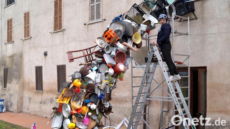 Für besondere Installationen kann sich Susanne Neumann begeistern. Hier ist ein Kunstwerk von ihr zu sehen, das sich aus einem Fenster einer Kochschule in Rom ergießt. Bild: Oskar Butt/exb