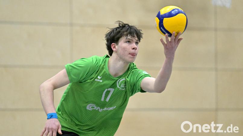 Sebastian Helm vom VC Amberg beim Aufschlag. Gegen den SC Memmelsdorf reichte es für die Amberger Volleyballer am Ende nicht für einen Sieg. Bild: Hubert Ziegler