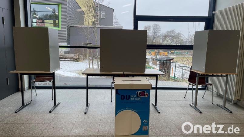 An den Wahlurnen im Landkreis Neustadt/WN gaben über 1000 junge Menschen bei der U18-Bundestagswahl ihre Stimme ab. Bild: Arno Speiser