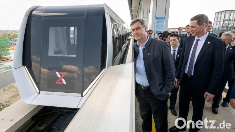 Diese Magnetschwebebahn der oberpfälzischen Firmengruppe Max Bögl schaute sich Ministerpräsident Markus Söder (CSU) in China an. Ob es eine solche Bahn auch in seiner Heimatstadt Nürnberg gehen wird, ist weiter unklar. (Archivbild) Bild: Peter Kneffel/dpa