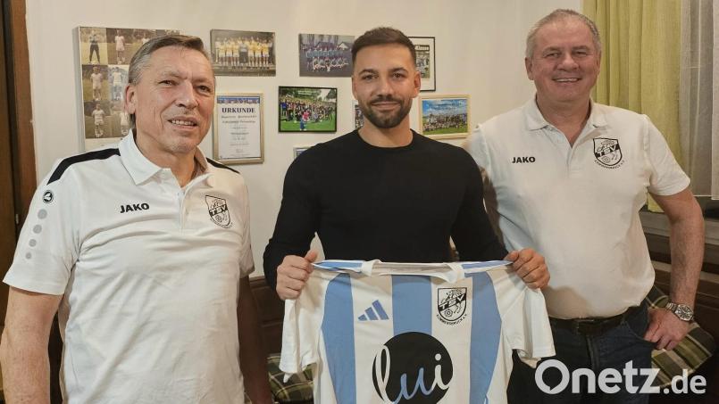 Die Spartenleiter des TSV Kümmersbruck Thomas Krell und Dirk Käßner (links und rechts) mit dem neuen Trainer Donald Jakob. Bild: Backes/exb