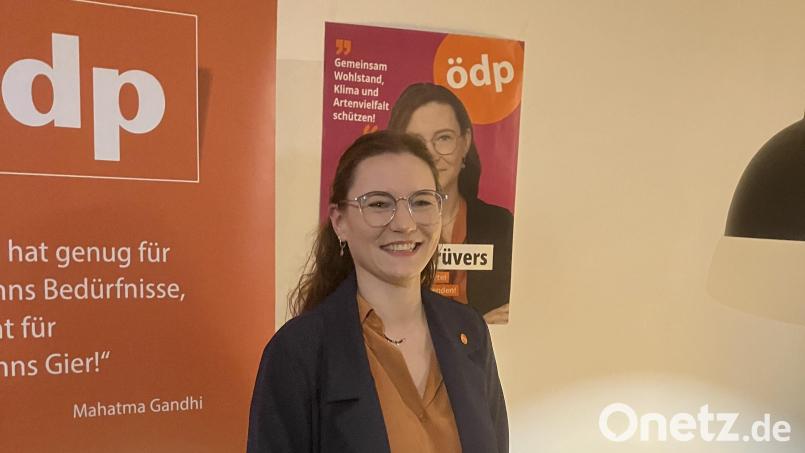 ÖDP-Direktkandidatin Bianca Heistrüvers spricht beim Wahlkampfabschluss der ÖDP in Nabburg. Bild: Alfred Damm/exb
