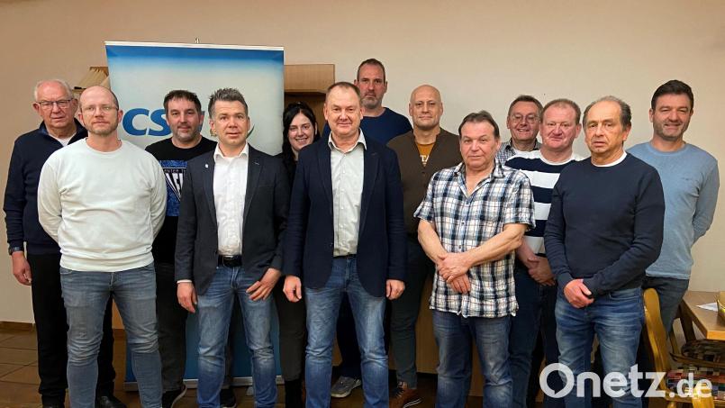 Bei der Jahreshauptversammlung des CSU-Ortsverbandes Ebermannsdorf-Pittersberg wurde auch die Vorstandschaft neu gewählt. 
Erich Meidinger (Bildmitte) bleibt auch in den nächsten drei Jahren ihr Vorsitzender. Bild: Paul Böhm