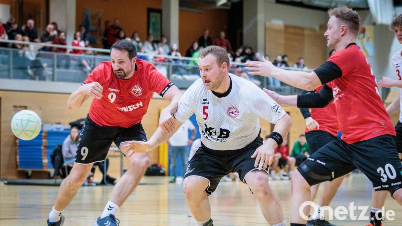 Tommy Weiß vom HC Sulzbach (weißes Trikot) im Kampf um den Ball. Im Duell der HV Oberviechtach gegen den HC Sulzbach setzte sich der Aufstiegsaspirant aus Sulzbach mit 32:38 durch. Bild: Guenter Uschold