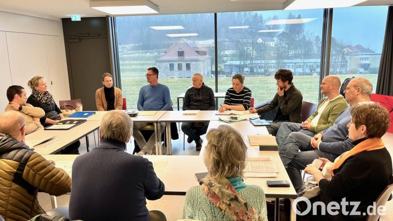 In großer Runde trafen sich die Verantwortlichen zur Vorbesprechung des TV-Gottesdienstes, der am 6. April in der KZ Gedenkstätte Flossenbürg zum 80. Todestag von Dietrich Bonhoeffer in direkter Nähe zur Kommandantur in einem Zelt gefeiert wird. Bild: Gabi Schönberger